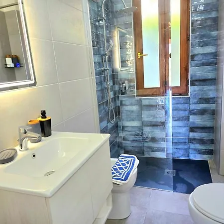 Stylish With Patio 4 Min Walk To The *