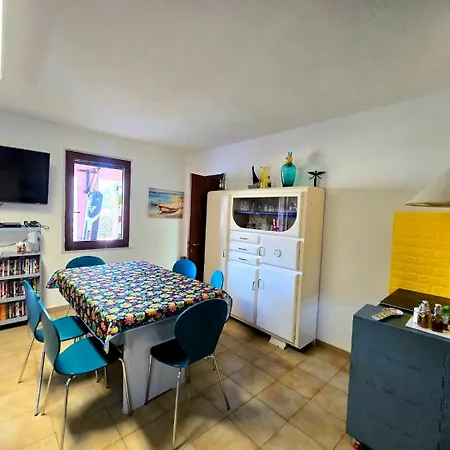 Appartement Stylish With Patio 4 Min Walk To The