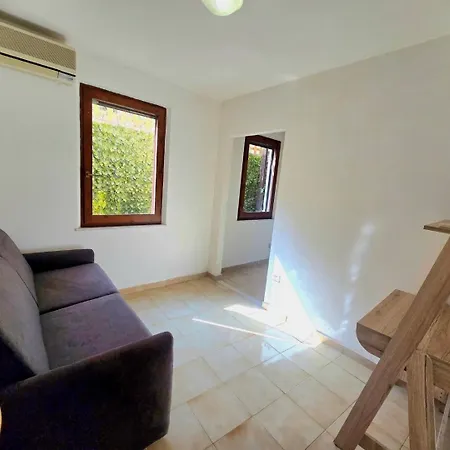 Stylish With Patio 4 Min Walk To The *