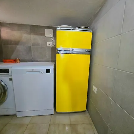 公寓 Stylish With Patio 4 Min Walk To The