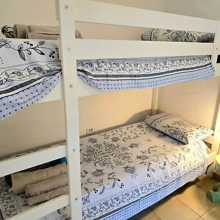 Stylish With Patio 4 Min Walk To The