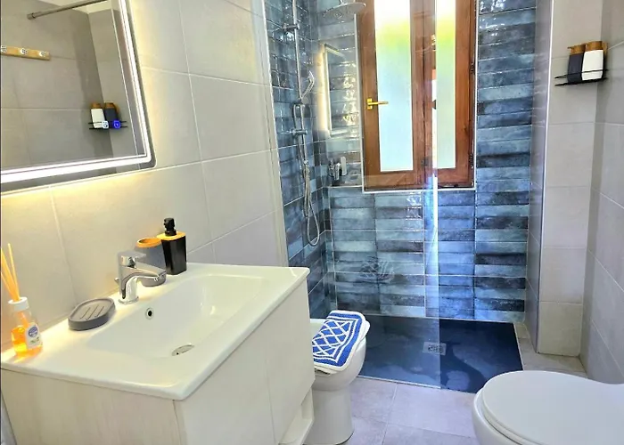 Stylish With Patio 4 Min Walk To The *