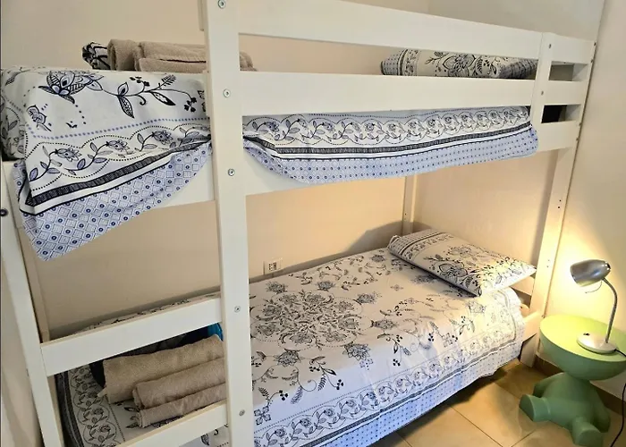 Stylish With Patio 4 Min Walk To The