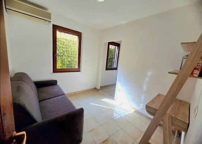 Stylish With Patio 4 Min Walk To The *
